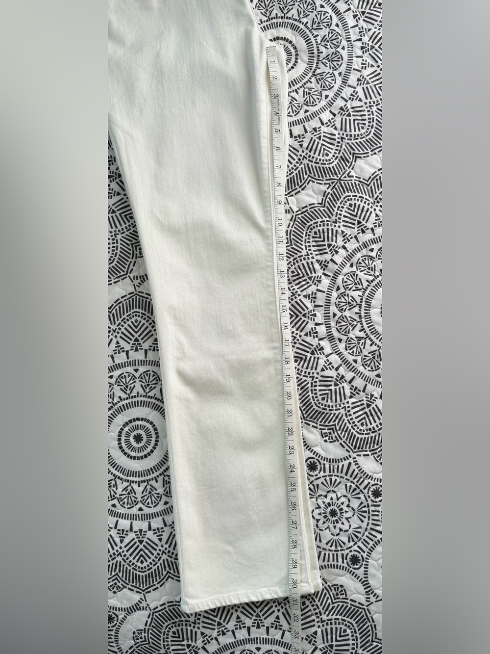 Chicos So Slimming Girlfriend Straight Leg Jeans White 10R 1.5R Alabaster NEW - Picture 15 of 16